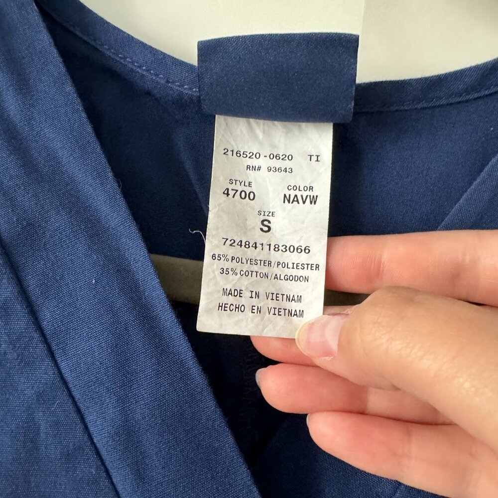 Cherokee | EUC Women's Scrubs Workwear Originals V-Neck Top 4700 Navy Size Small - Picture 7 of 8